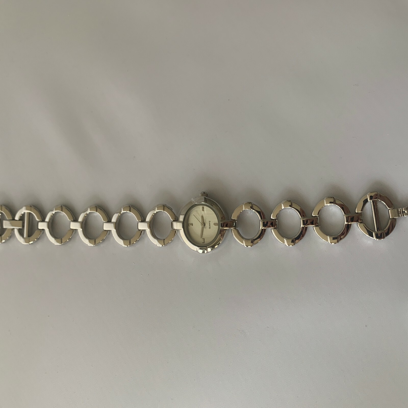 AVON SILVERTONE CIRCLE WATCH QUARTZ – NIB