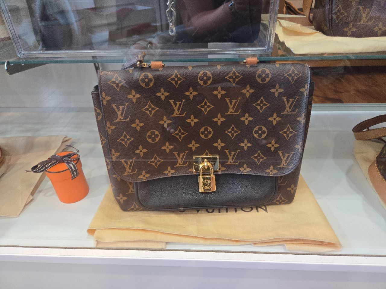 Louis Vuitton crossbody/ handbag Marigan na
