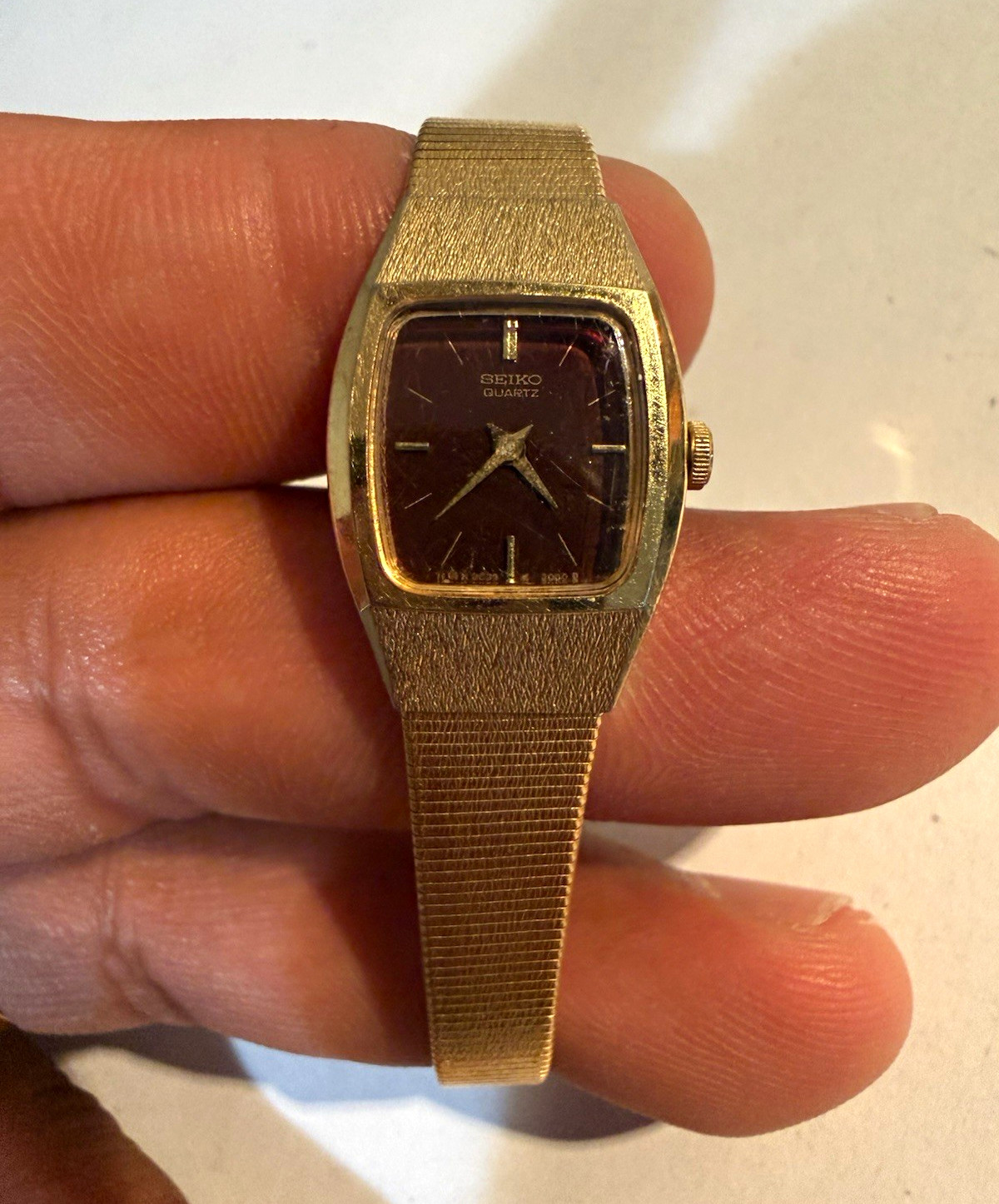 Seiko Quartz Women’s Vintage 1970s Red Dial Gold Tone Square Bracelet Watch no b