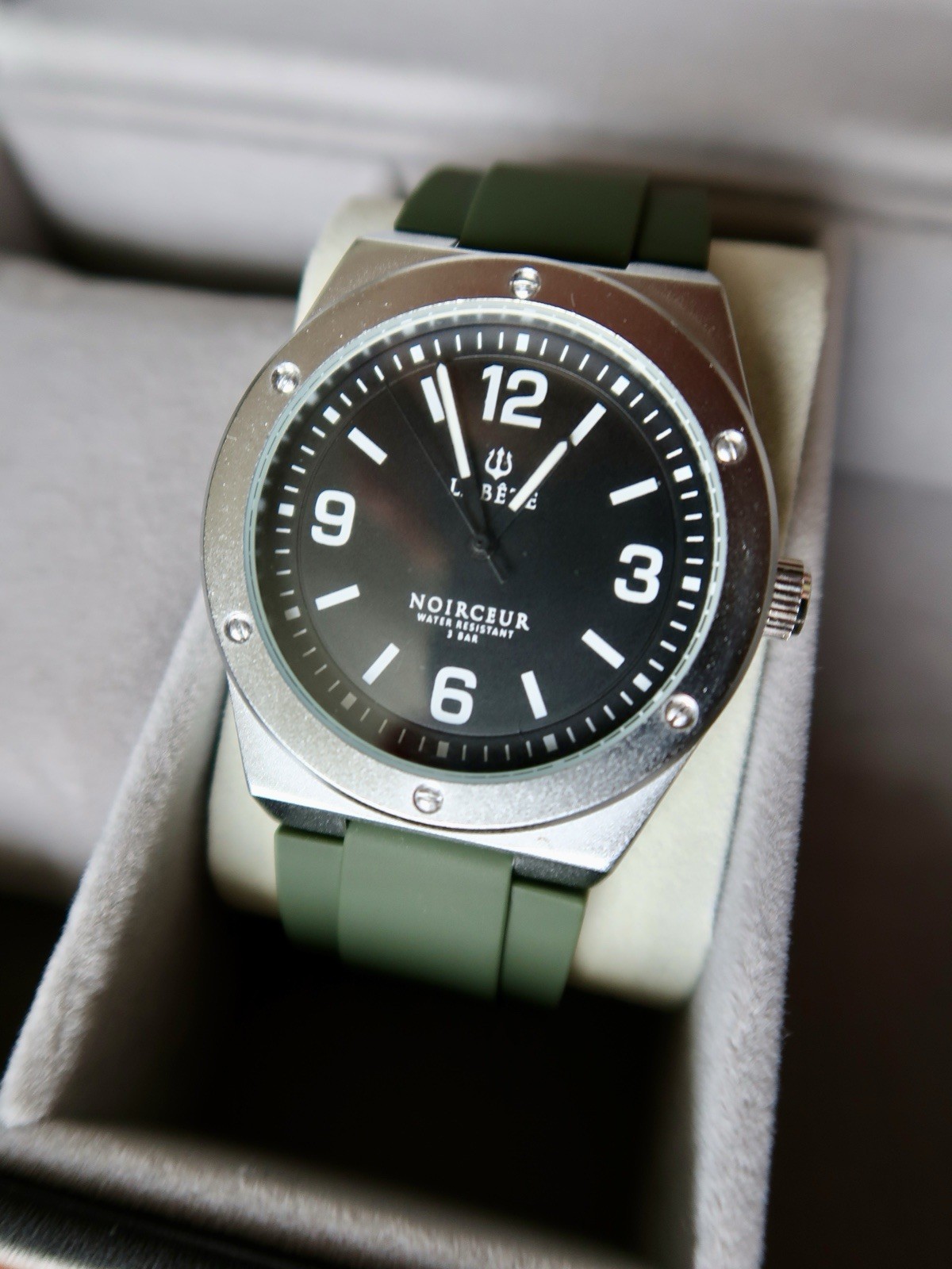 Lubece Noirc eur Men’s Quartz Analog Watch 30m Black Dial Green Rubber Strap