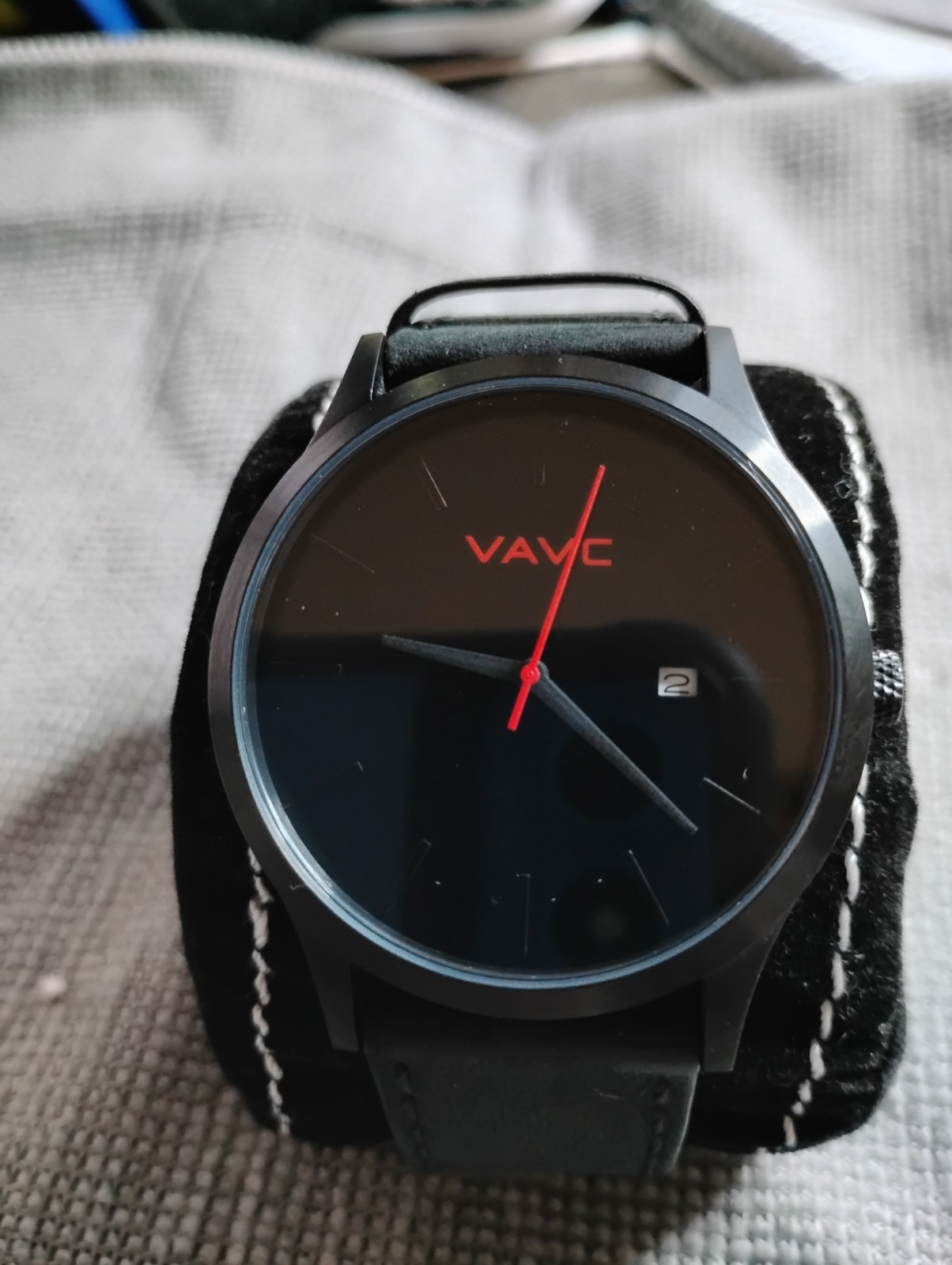 VAVC Minimalist Men’s Watch – Black & Red Dial – Date Window – Tested & Working