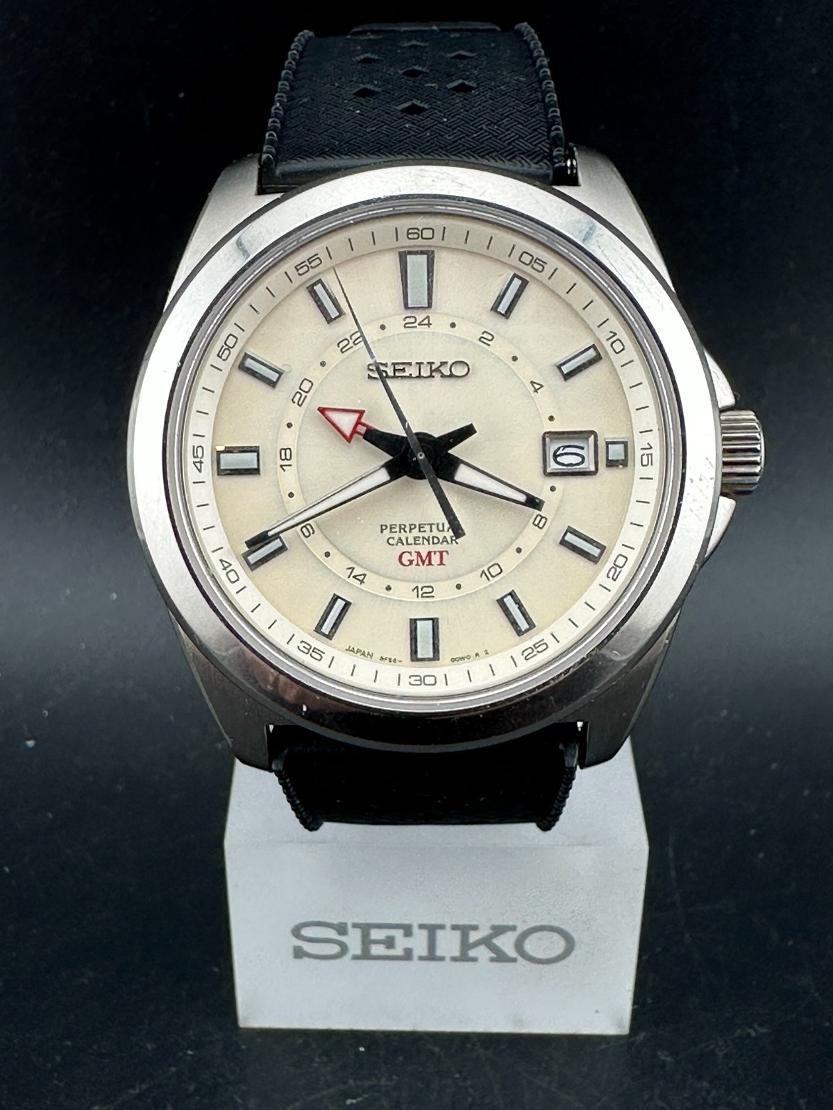 SeikoPerpetual Calendar GMT Men’s Cream Dial Date 40mm Quartz Watch 8F56-00M0