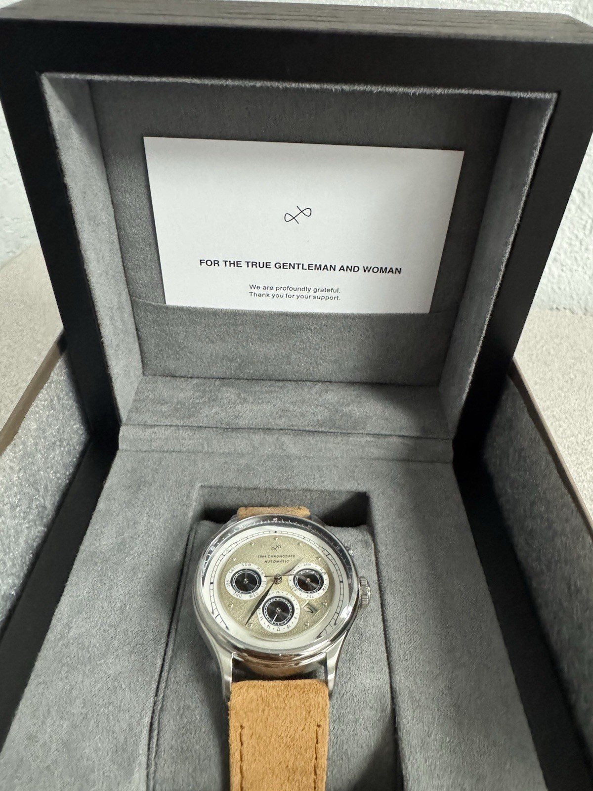 AV86 1564 Chronodate Automatic, Steel / Off White (Extra Suede – Blue band)