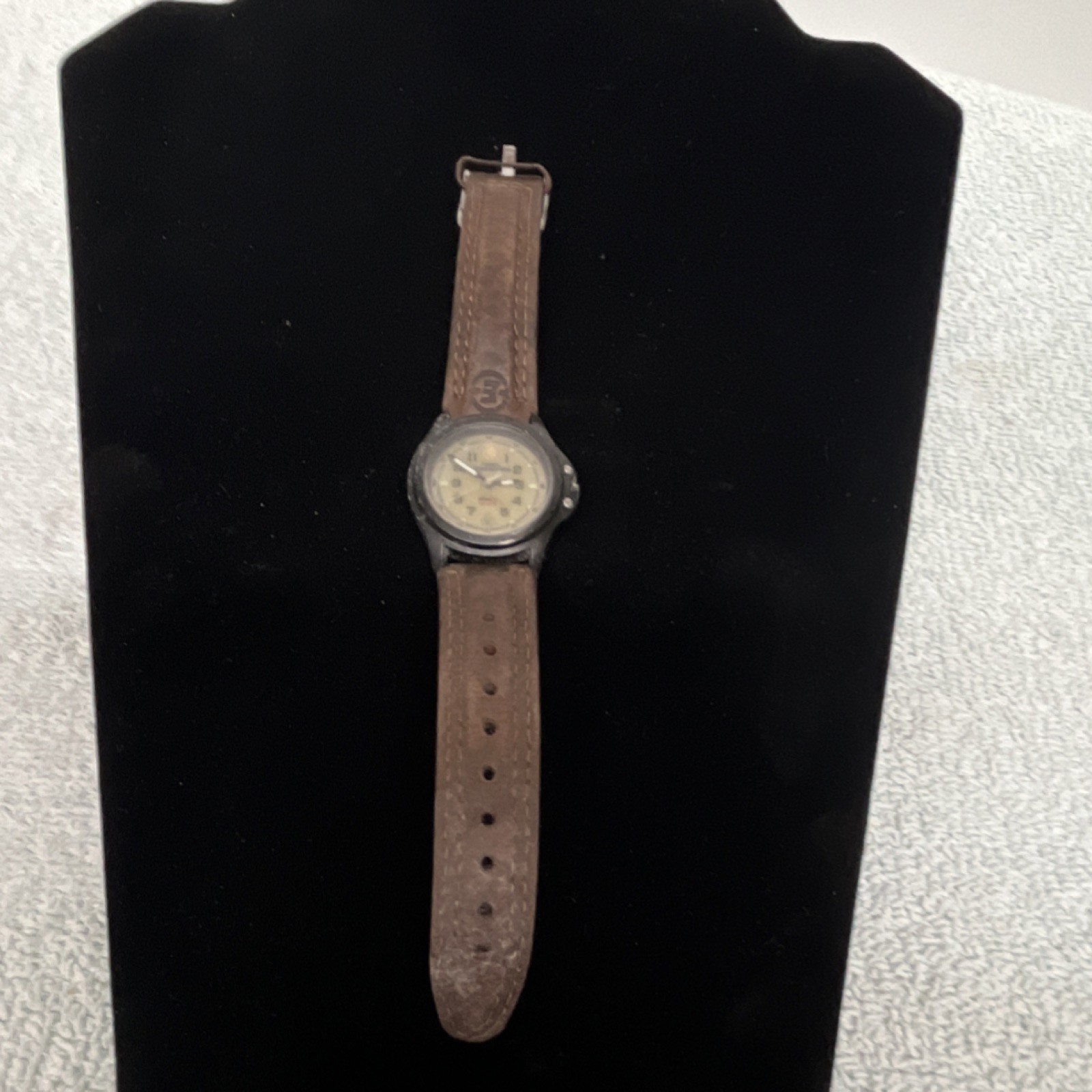 Brown Leather Strap Wristwatch Round Black Metal Case Beige Dial Arabic Numerals