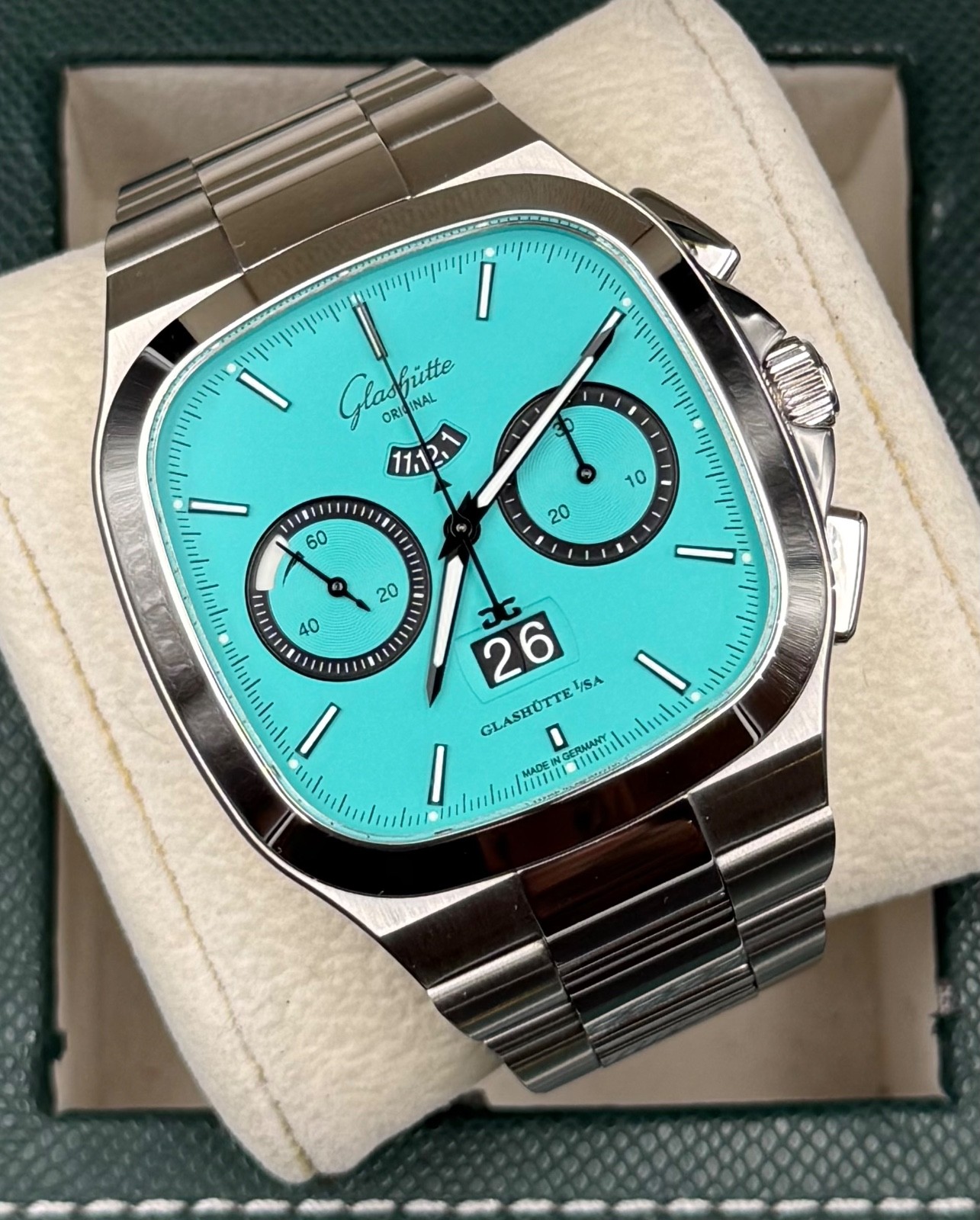 Glashütte Original Seventies“Swimming Pool” Panorama Date 1-37-02-16-02-70