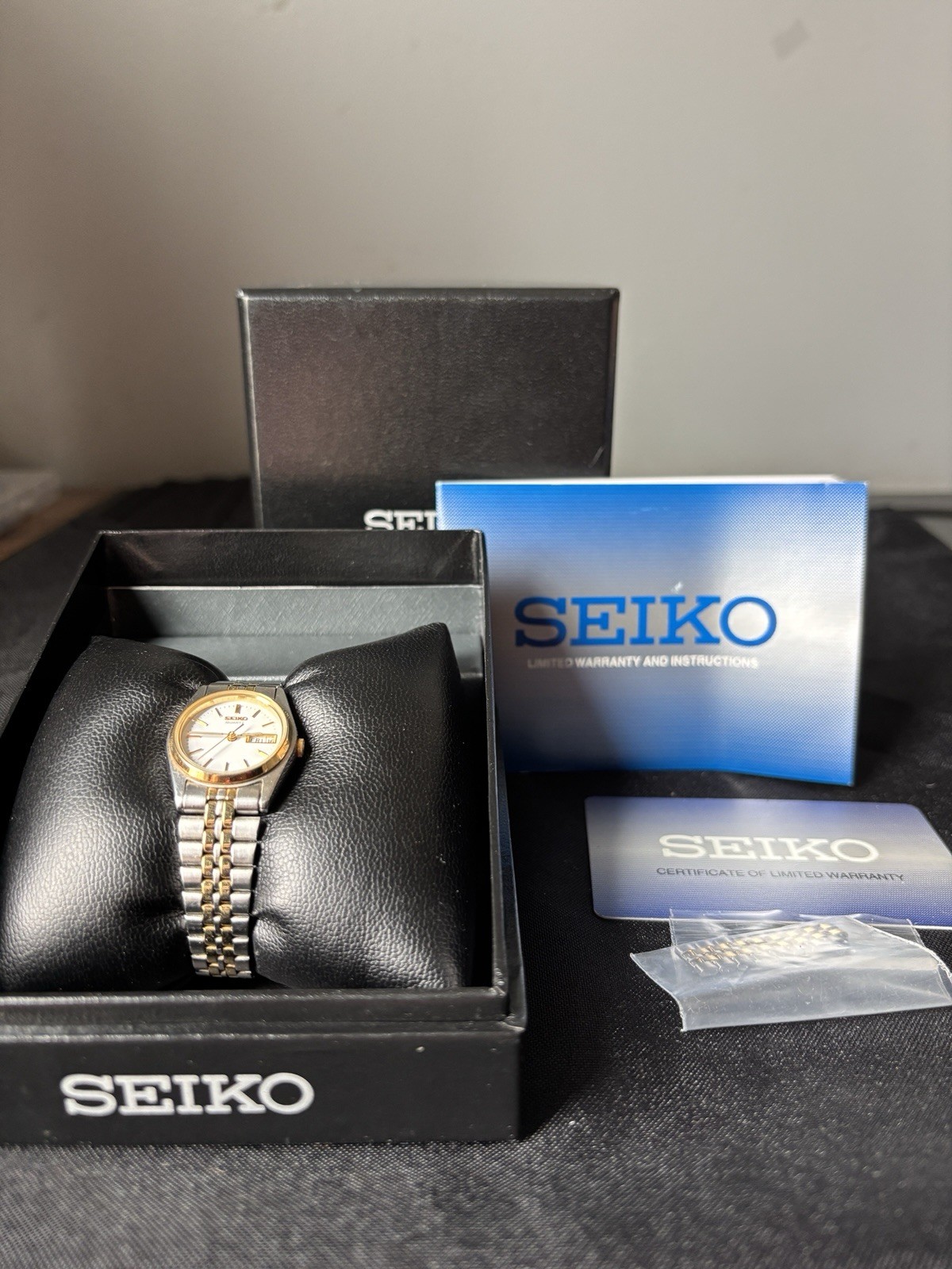 Seiko 7N83-0011 Women’s Quartz Day Date 23mm Two Tone Watch Box Papers
