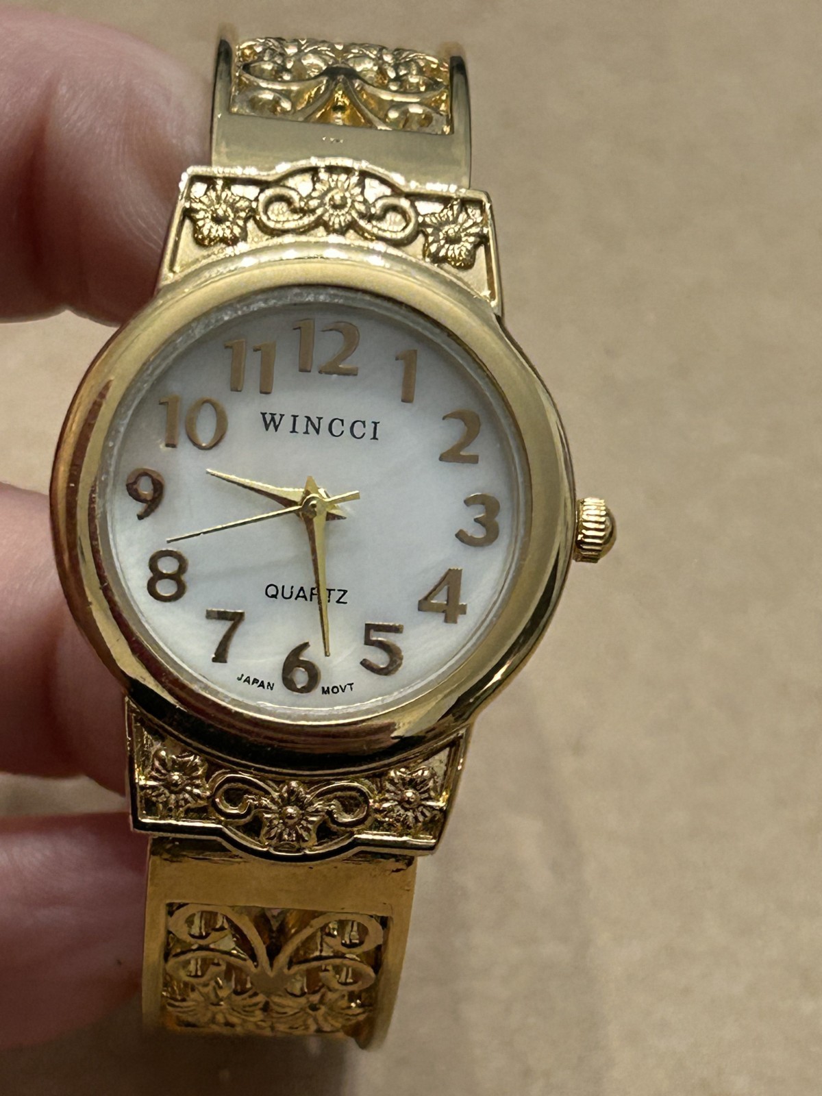 Wincci Ladies Elegant Metal Bangle Cuff Fashion Quartz Analog Watch Pearl Dial