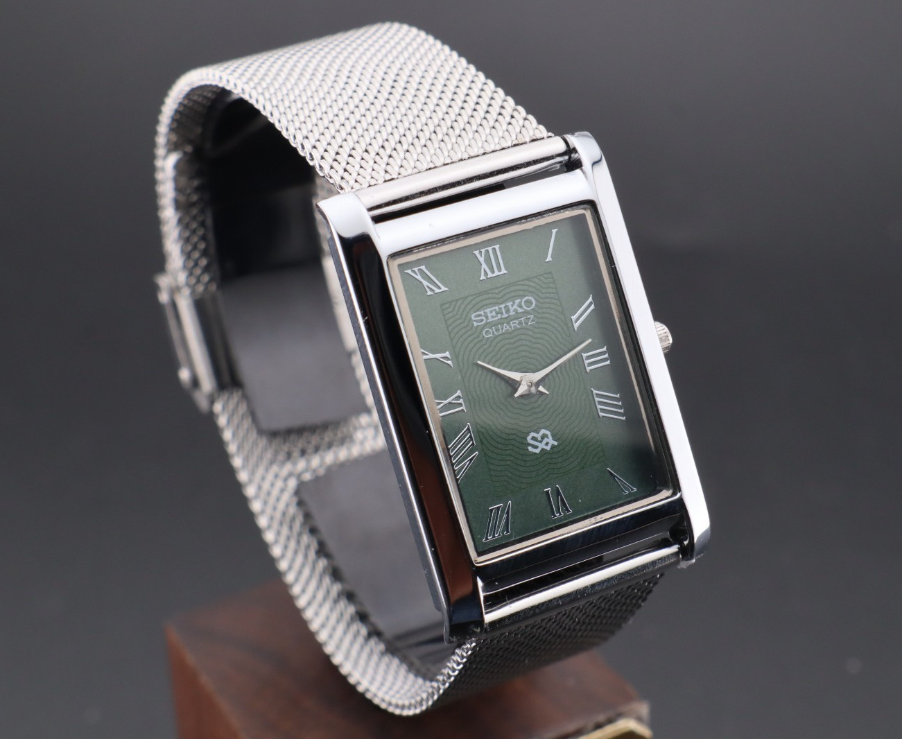 RARE GREEN Vintage Seiko Slim Quartz Gentlemen’s Wrist Watch – FREE SHIPPING
