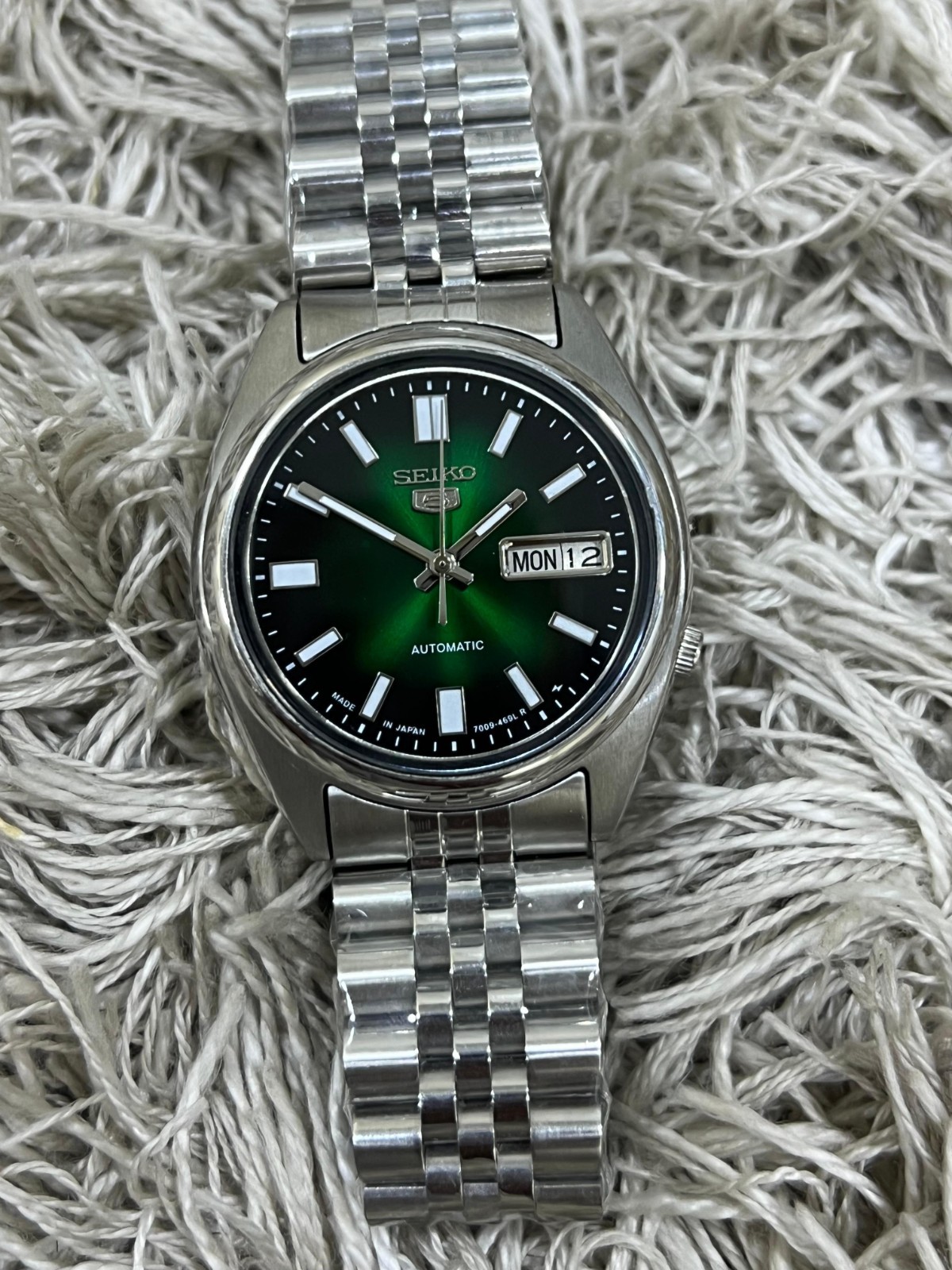 Seiko 5 Automatic Green and Black Dial Mens Watch Japan Made 7009