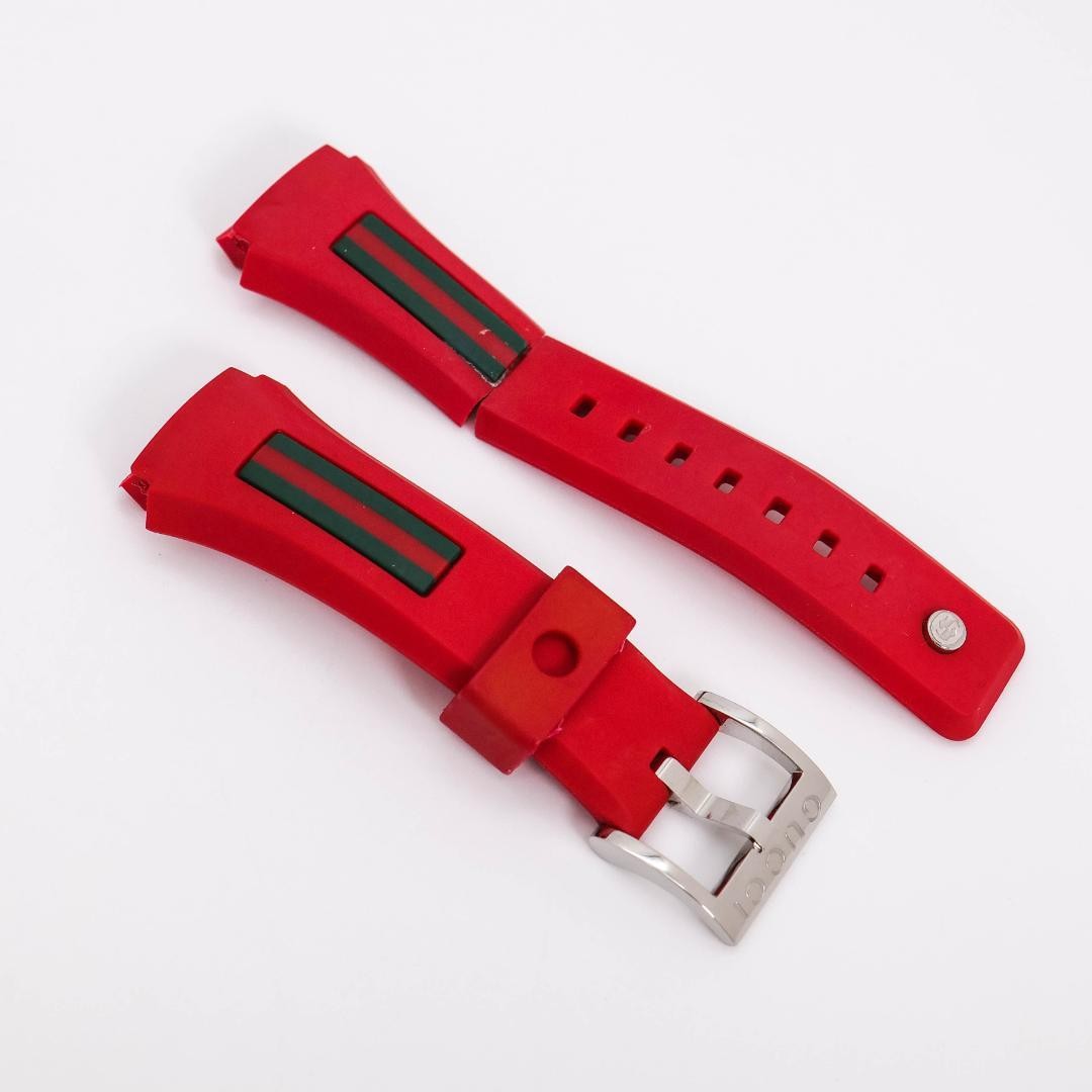 GUCCI Sync 137.3 Red Date Quartz Watch