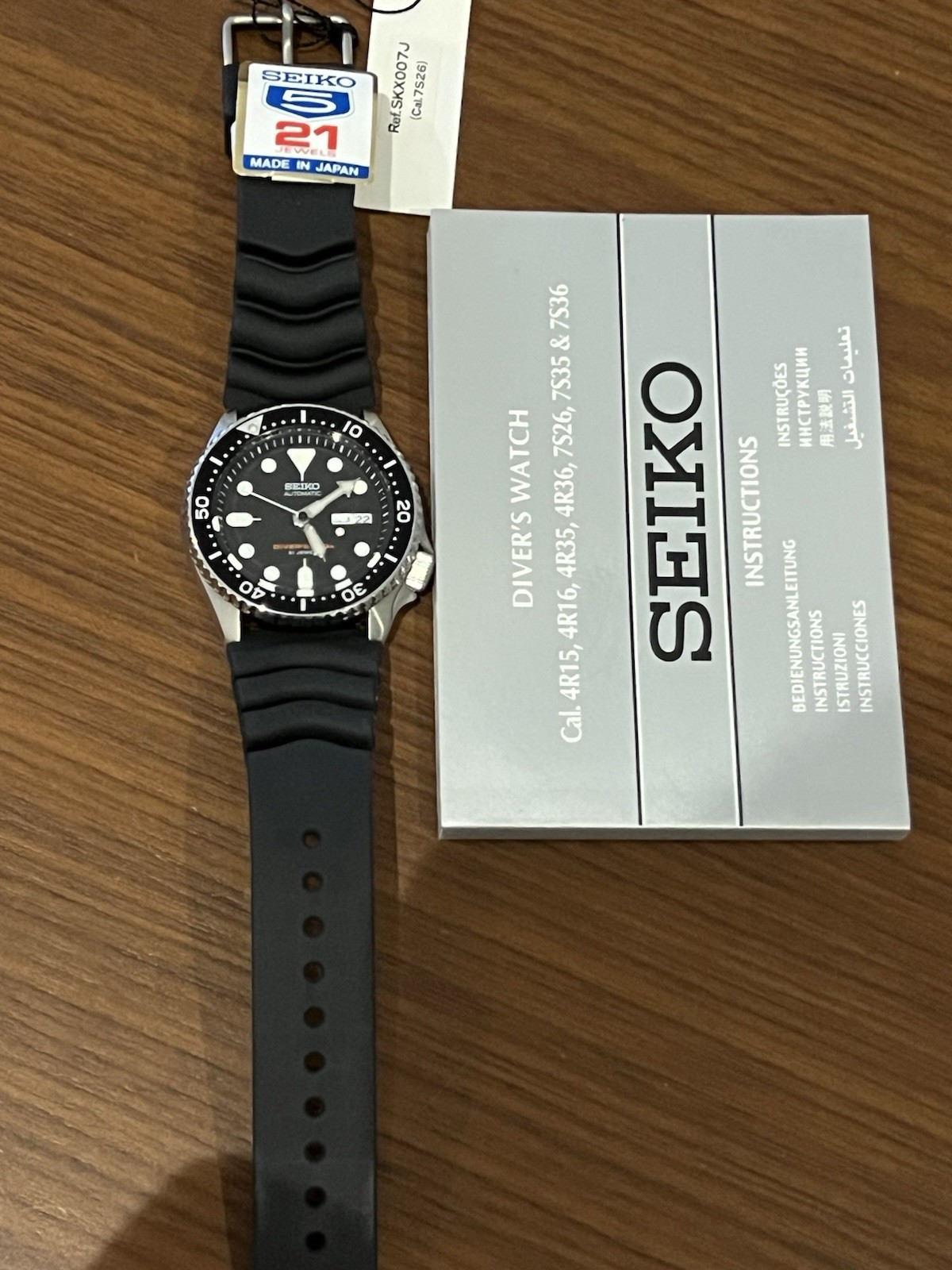 Seiko Men’s Black Watch – SKX007J1.