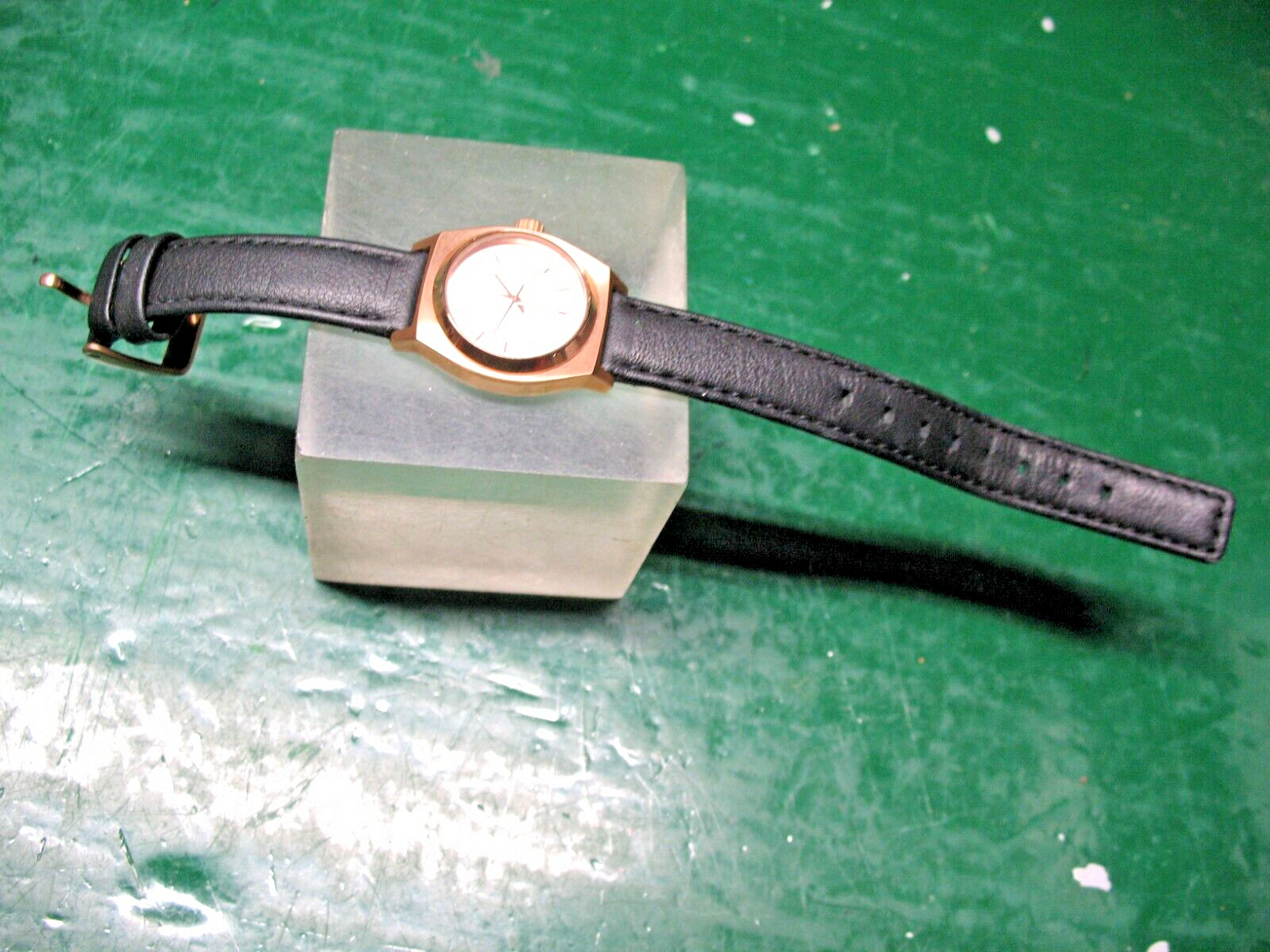 NIXON LADIE’S WRISTWATCH 15 B LEATHER BAND 100 M 10 ATM JAPAN MOVEMENT