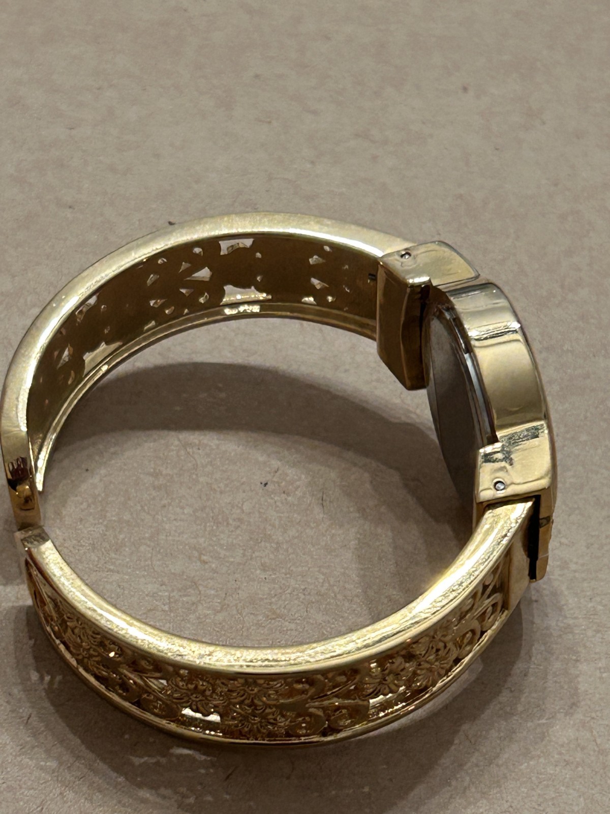Wincci Ladies Elegant Metal Bangle Cuff Fashion Quartz Analog Watch Pearl Dial
