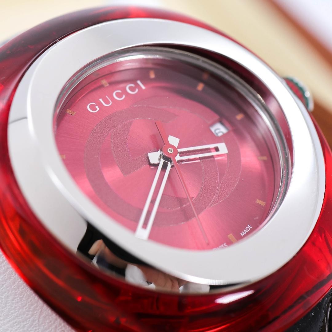 GUCCI Sync 137.3 Red Date Quartz Watch