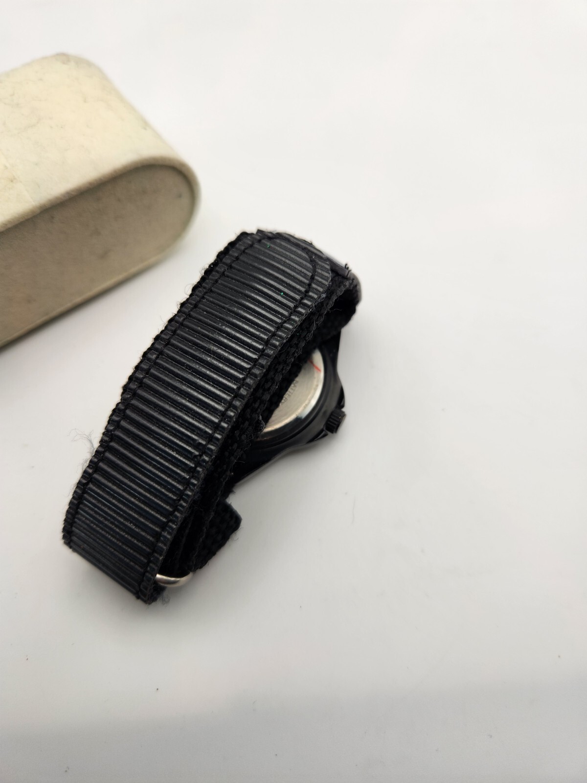 Men’s One Piece Strap Quartz Watch. E7