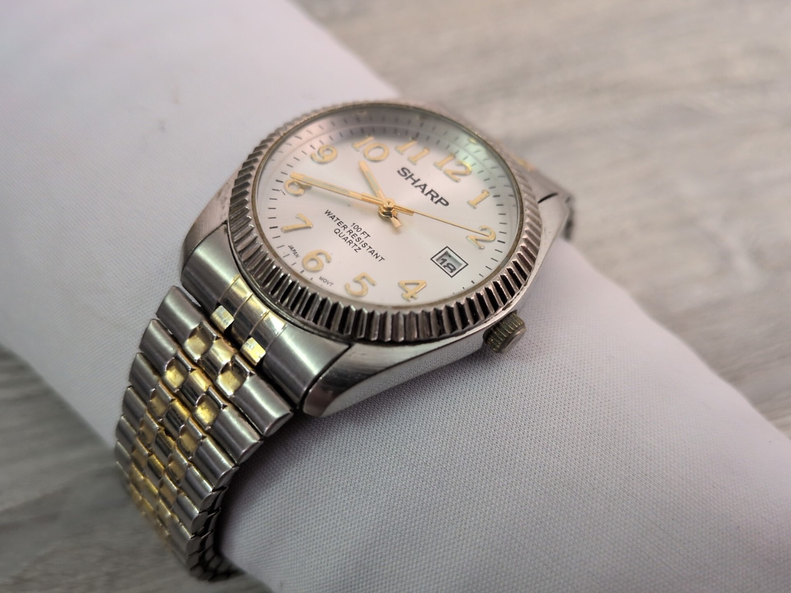 Sharp Mens Watch w/Date Indicator 100 Feet Water Resistant Gold & Silver NICE