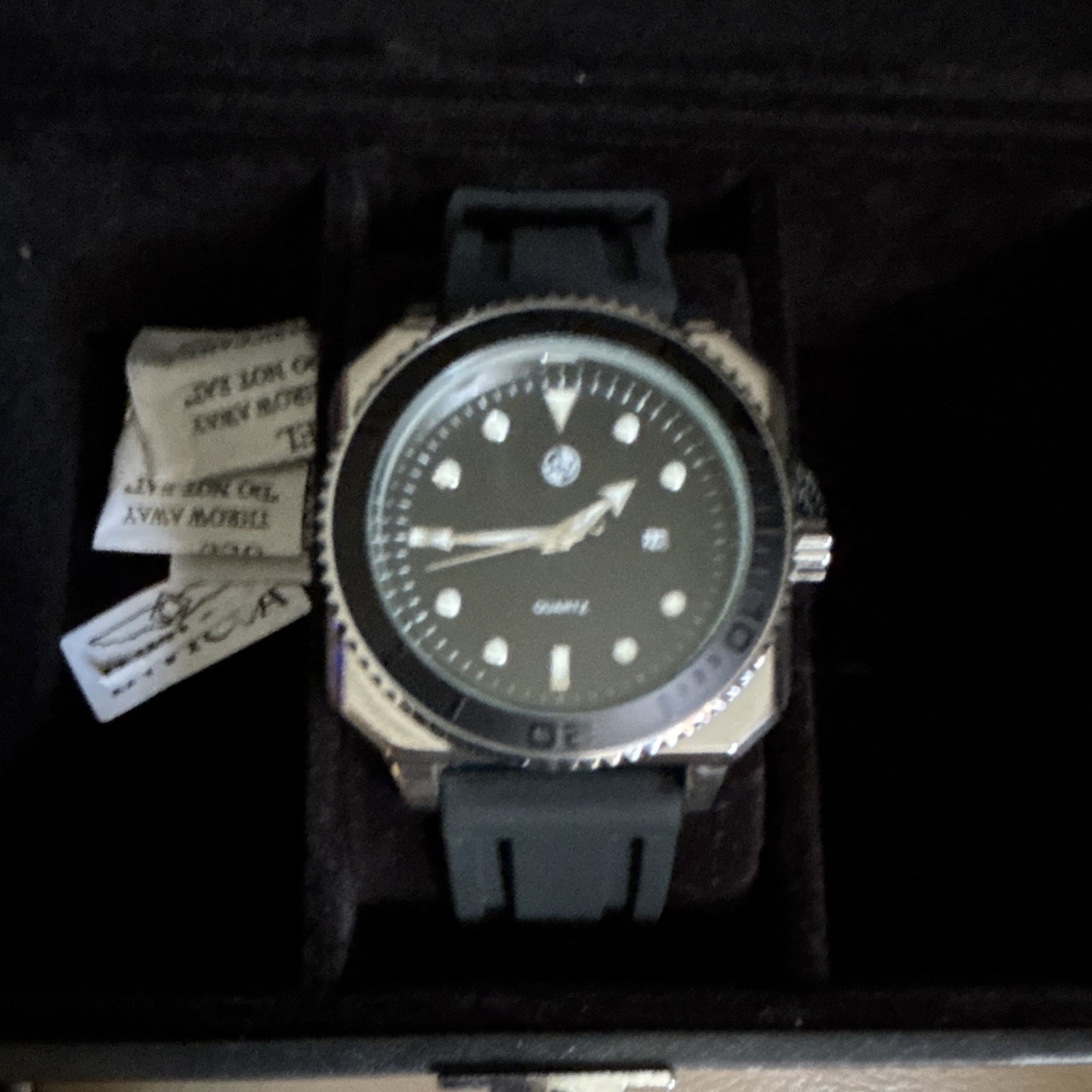 Aug Men’s Diver Watch Black Dial Quartz Date Gray Rubber Strap 3 BAR