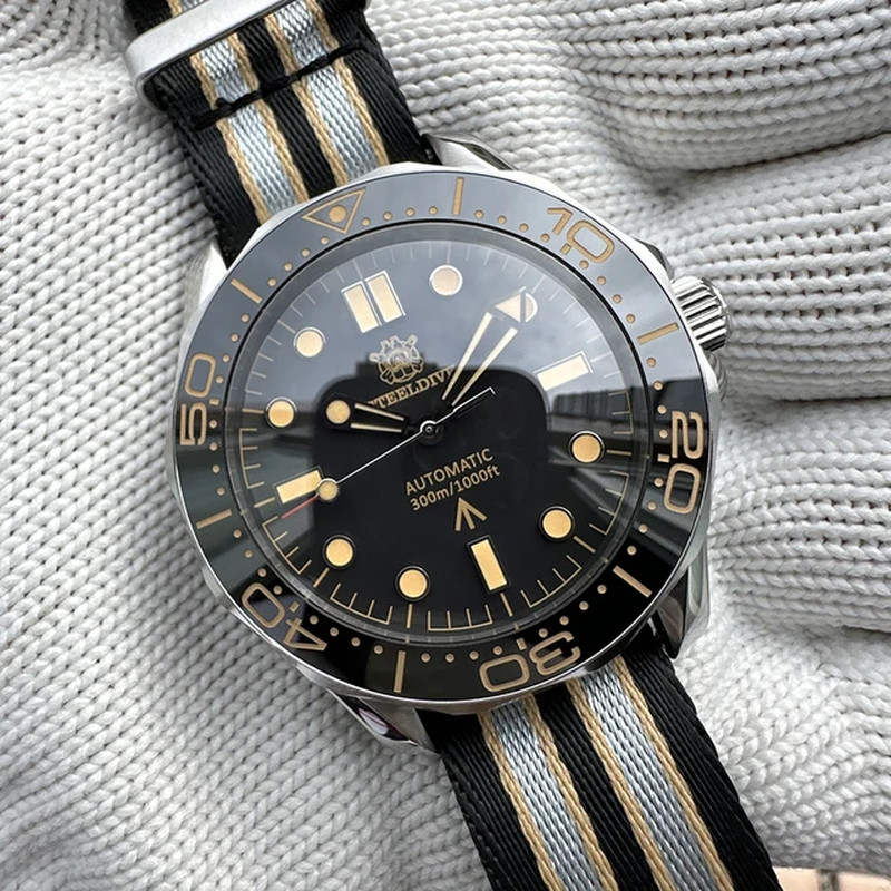 Vintage Style 42MM Dive Watch – 200M Waterproof with Sapphire Glass and Green Lu