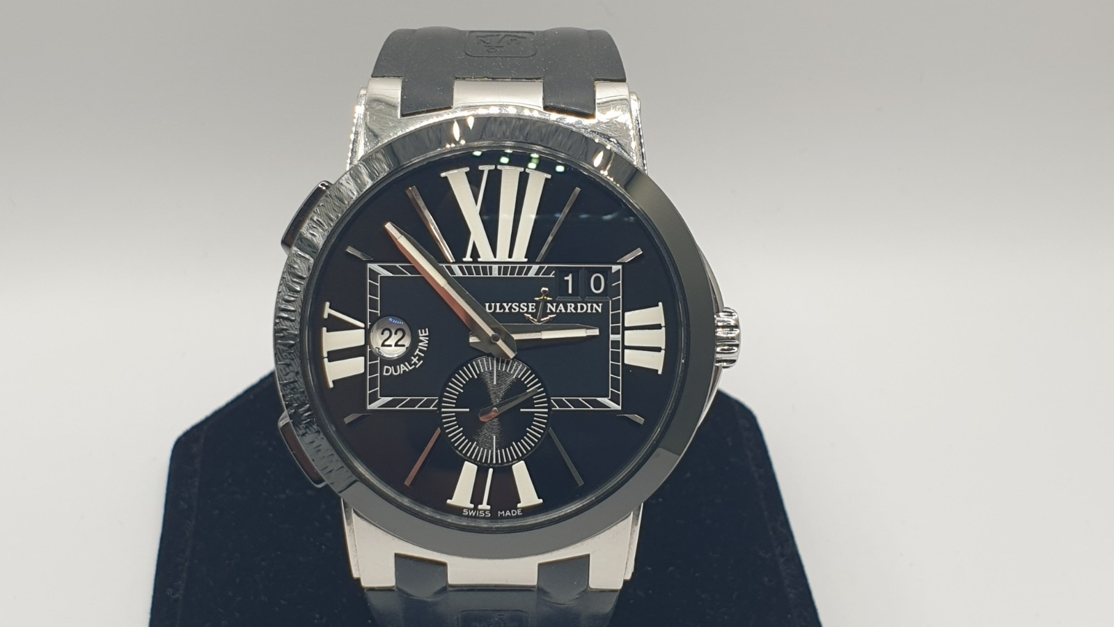 Ulysse Nardin Executive Men’s Black Rubber Band Watch – 243-00