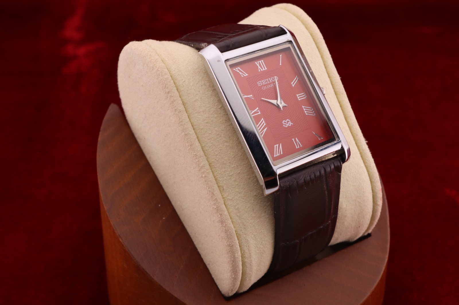 ⌚✨ Vintage Seiko Slim Quartz Gentlemen’s Red Dial ,Dark Brown Dress Watch