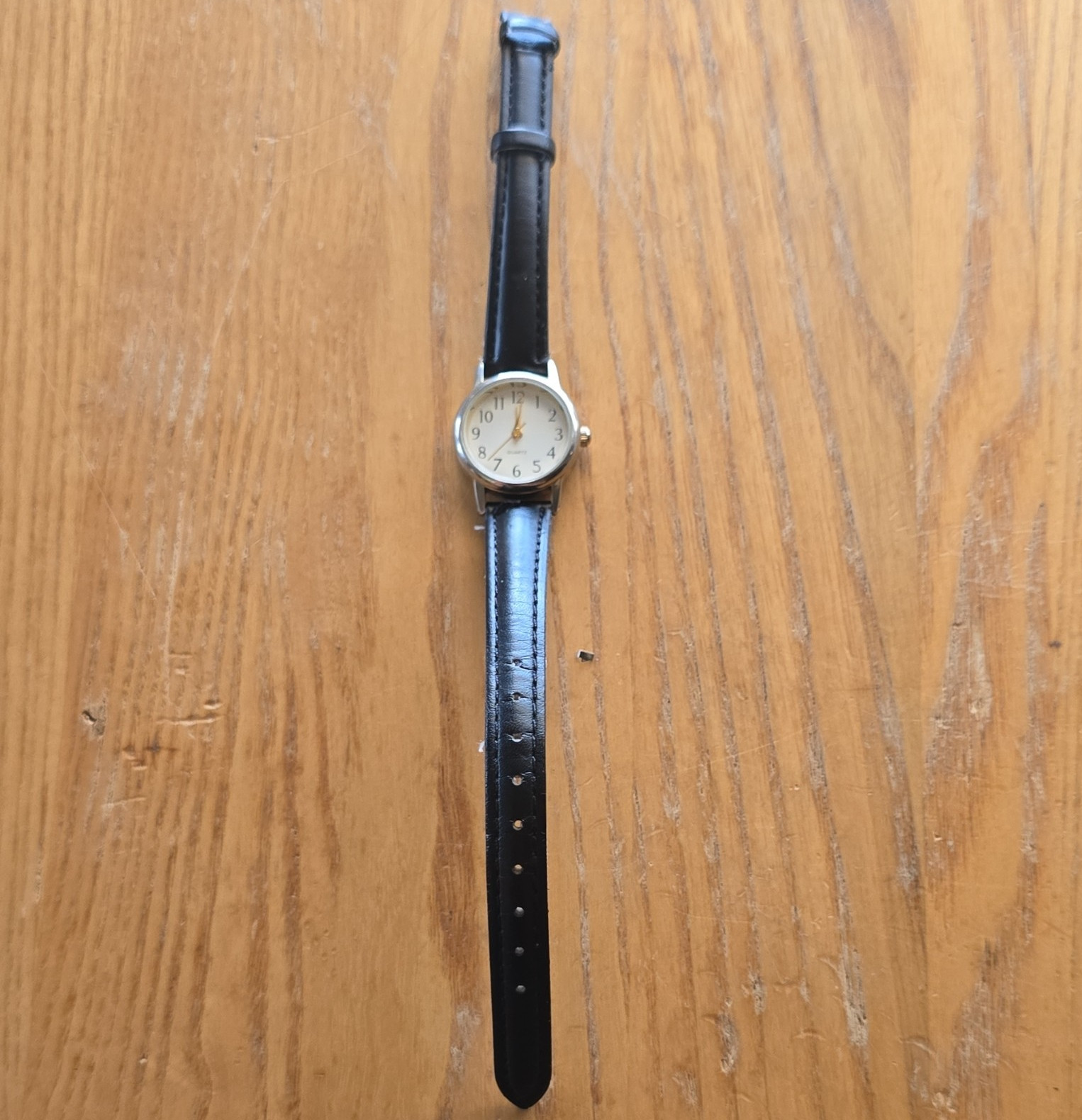 Women’s Quartz Analog Silver Tone Round Watch White Dial Black Leather Strap