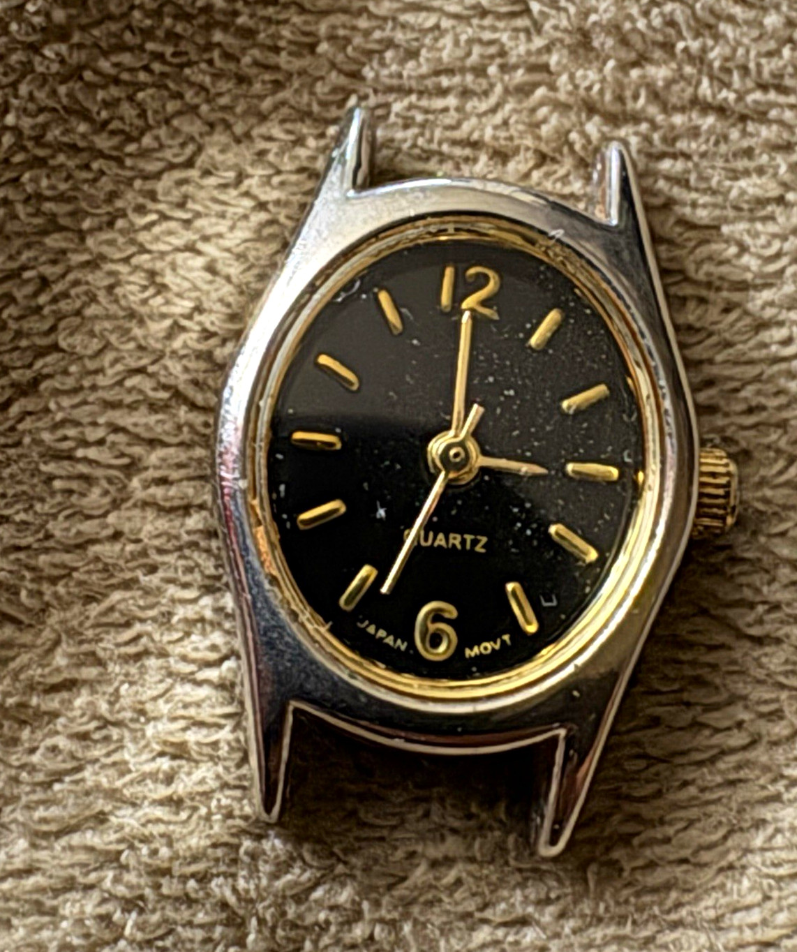 Women’s Quartz Analog Wristwatch Black Dial Round Two-Tone Case Gold Bezel
