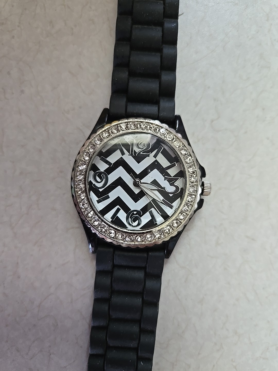 Womens Round Rhinestone Quartz Fashion Watch Black geometric New Battery