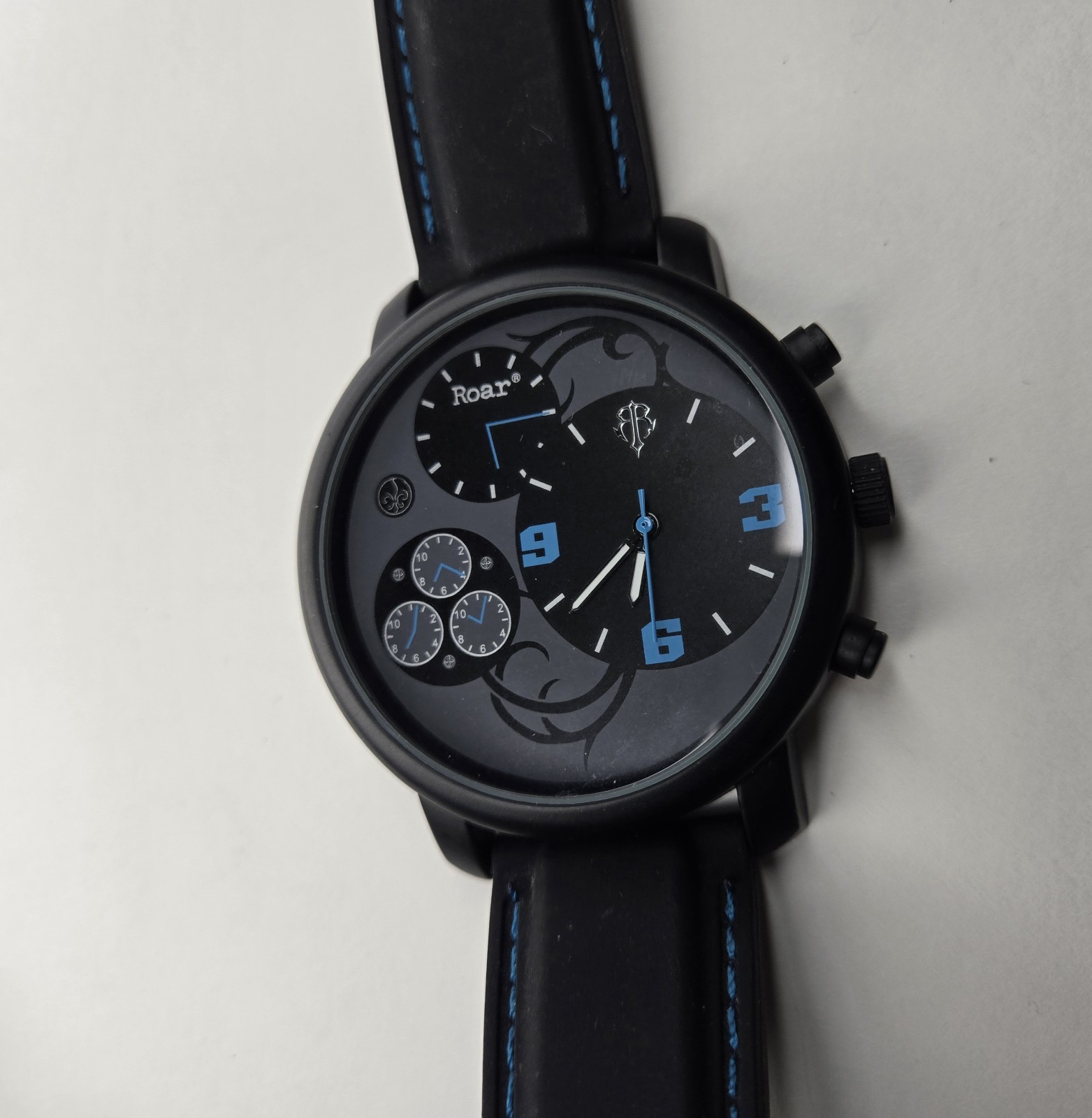 Roar Black Light Blue Gray Dial Round Case Rubber Band Men’s Watch Working