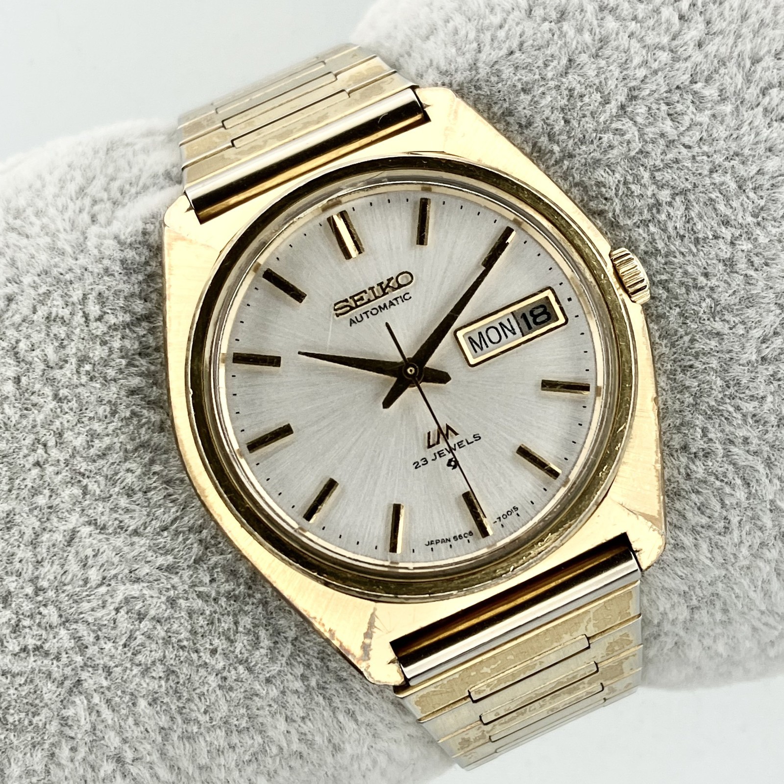 Seiko Lord Matic 23 Jewels JNR Engraved Day-Date 5606-7000 Automatic Silver Dial