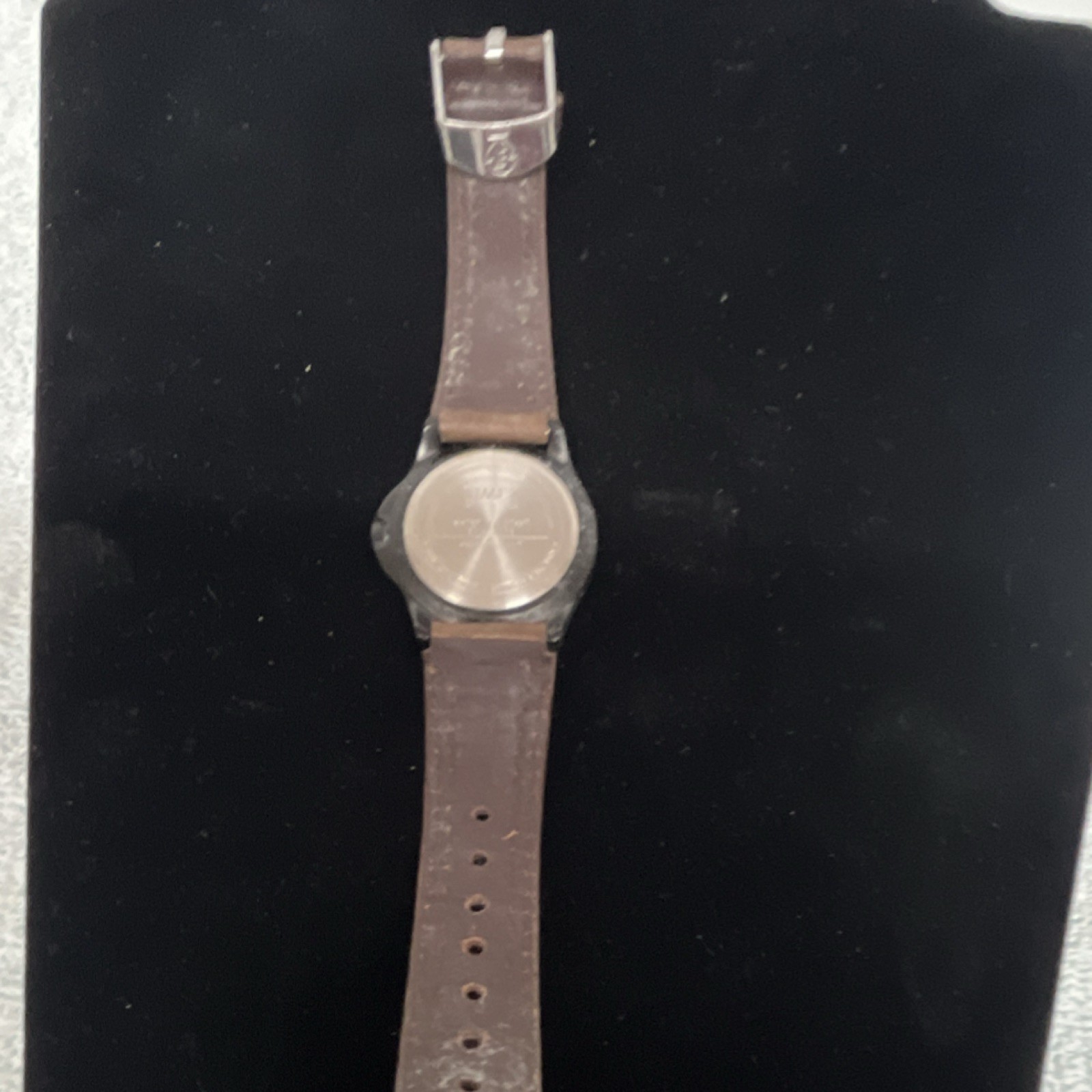 Brown Leather Strap Wristwatch Round Black Metal Case Beige Dial Arabic Numerals