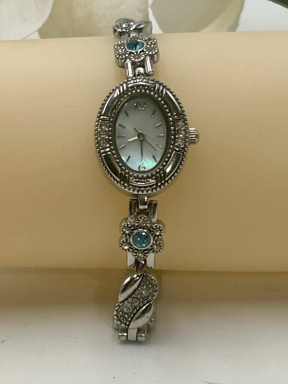 Floral Blue Crystal Womens Watch 19mm White Oval Silver Tone New Battery 7.5 In
