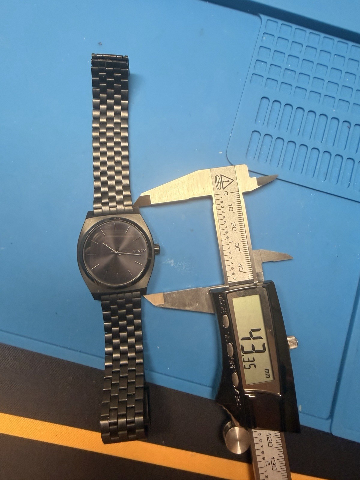 Nixon Minimal The Time Teller Quartz Black Dial Steel Bracelet 100m WR