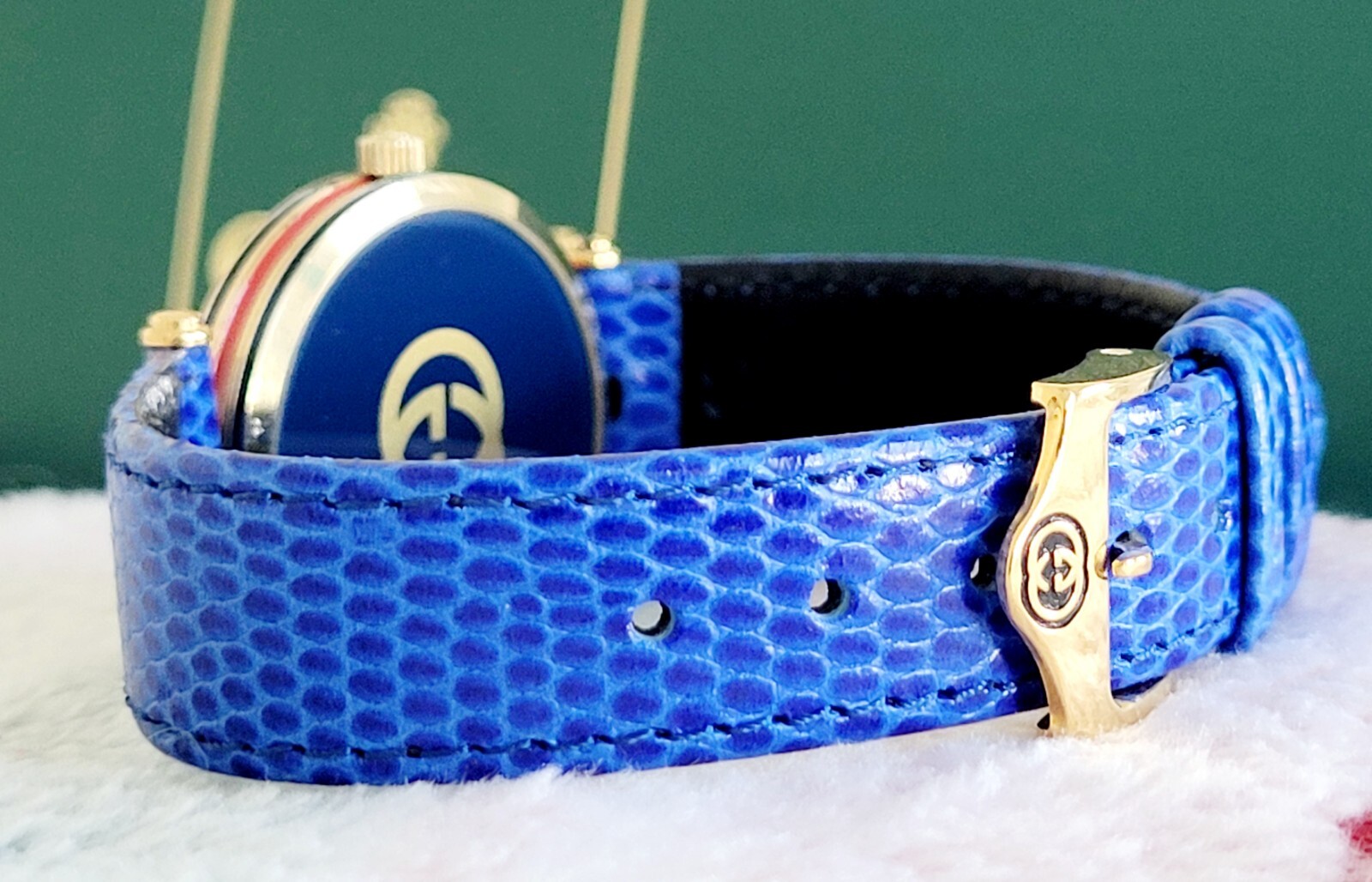 Gucci 2000M,Authentic,Unique,Beautiful,Scratch Free Crystal,One Of A Kind,30 MM.