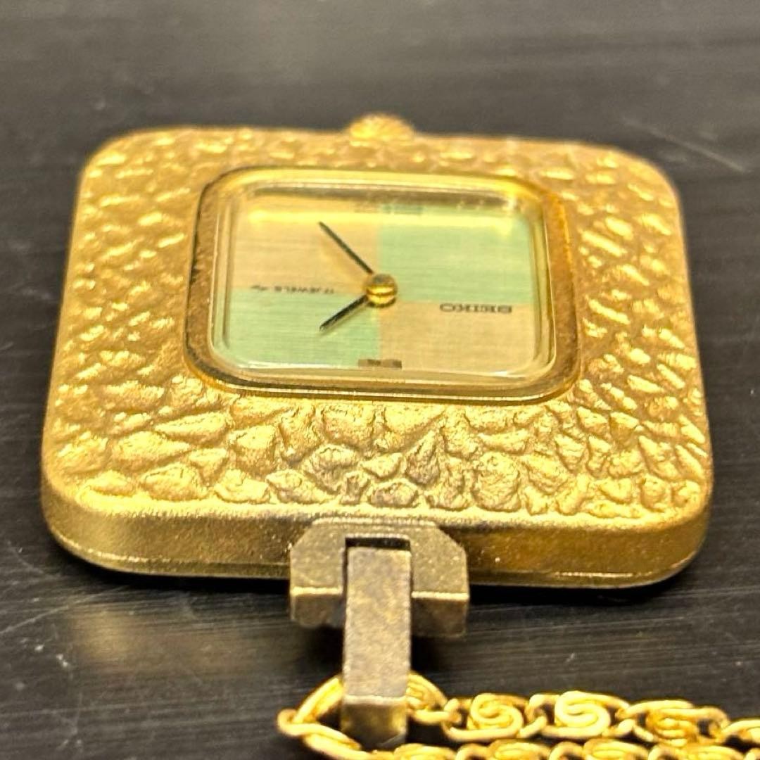 Working condition SEIKO hand-wound square gold-tone pendant watch