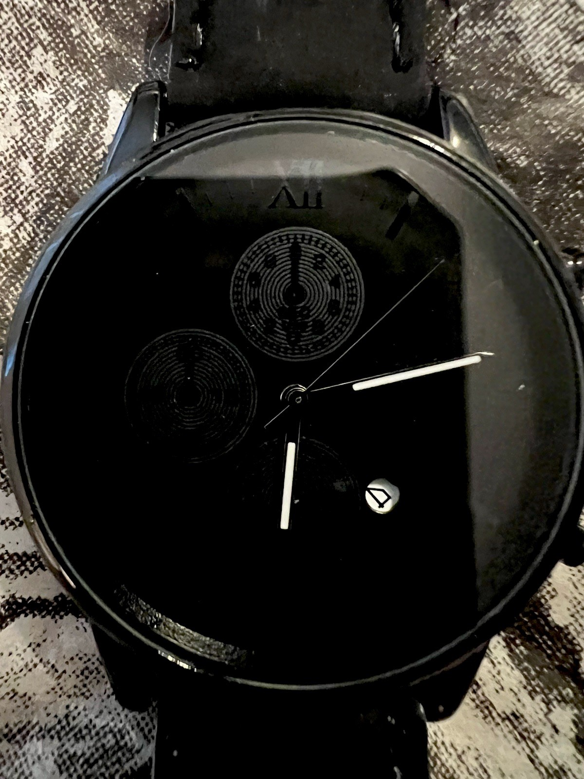 Minimalist Quartz Analog Watch Black Dial Case Leather Strap