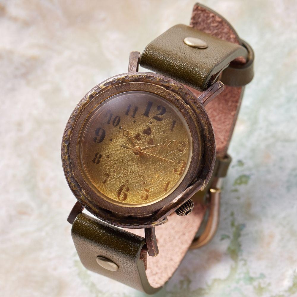 Handmade watch with an antique finish and brass hairline. M size Belt color Oliv