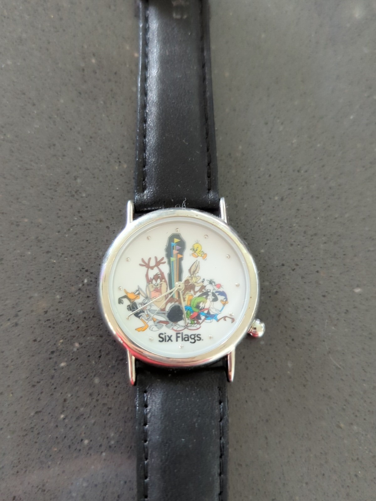 Looney Tunes Six Flags Bugs Bunny Daffy Duck Taz Tweety Novelty Watch H107