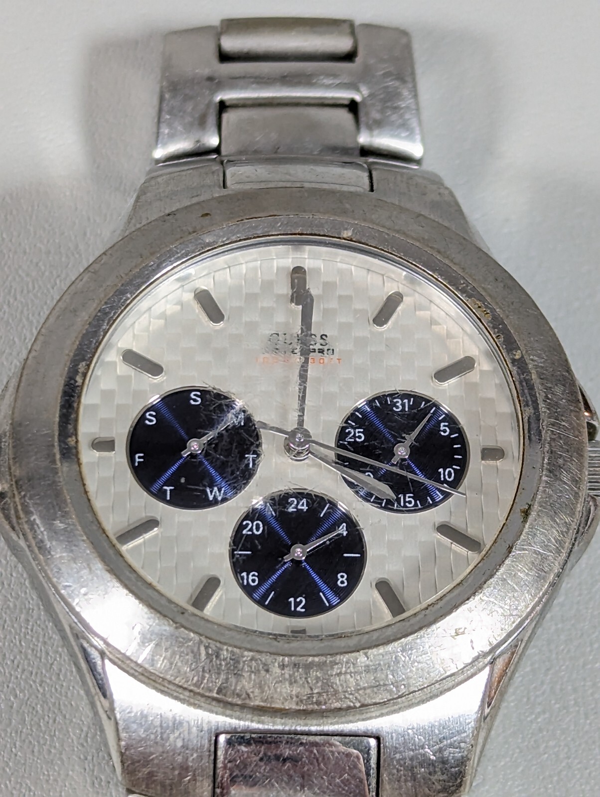 VTG Guess Water Pro Silver Tone Dial Round Case Stainless St. Band Watch 7.5 In.