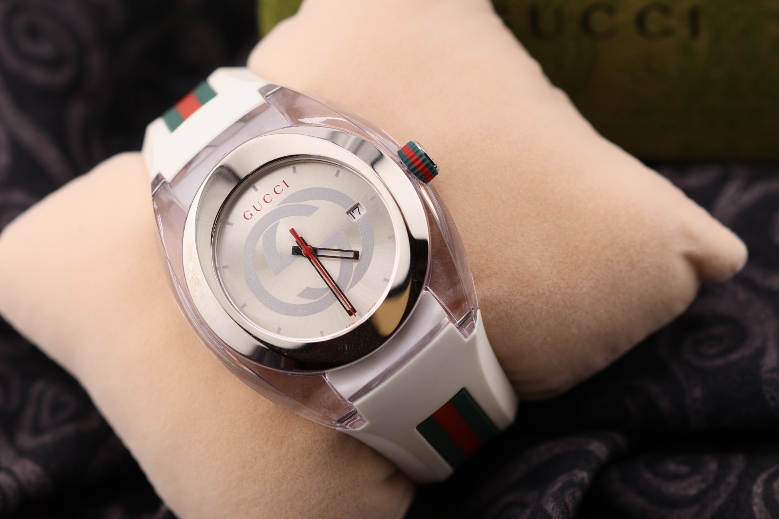Gucci Sync Unisex Silicone Strap Watch – Silver
