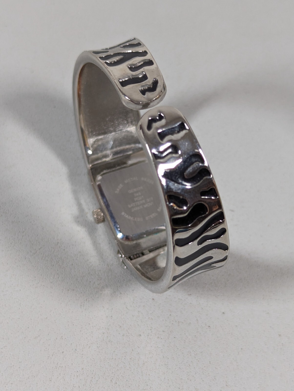 White Dial Black Silver Tone Ginge Bracelet Band Watch