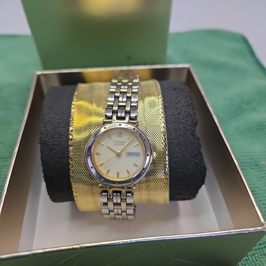 Vintage Citizen Quartz Ladies Wristwatch Dual Tone Gold/Silver Day/Date Watch
