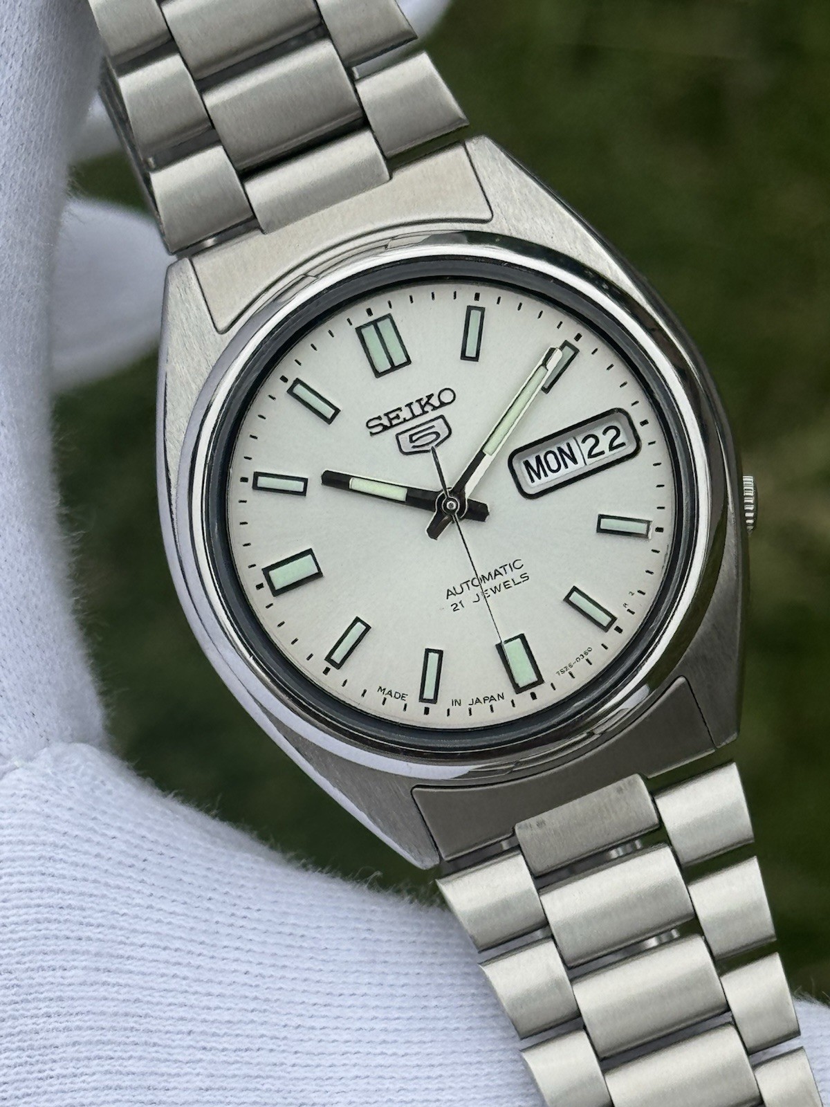 Vintage Seiko 5 Automatic 7S26 Mens Wrist Watch White Dial Day Date Japan 21J