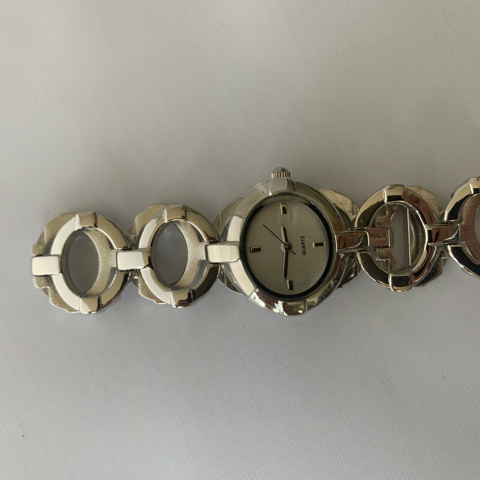 AVON SILVERTONE CIRCLE WATCH QUARTZ – NIB