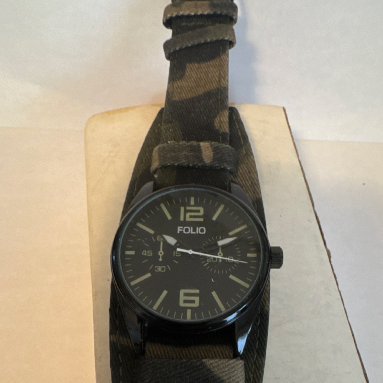 Folio Analog Wristwatch Black Dial Camouflage Fabric Bund Strap Stick Indexes