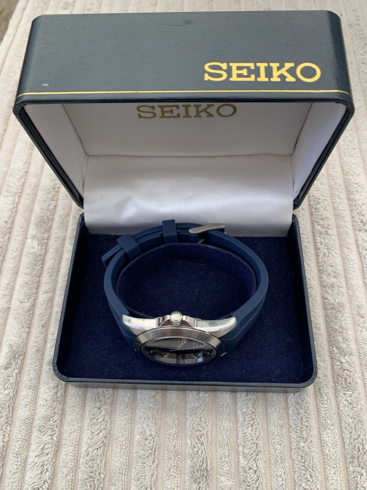 Seiko V743-9A20 Navy Blue Dial 100m With Blue Rubber Strap And Original Strap.
