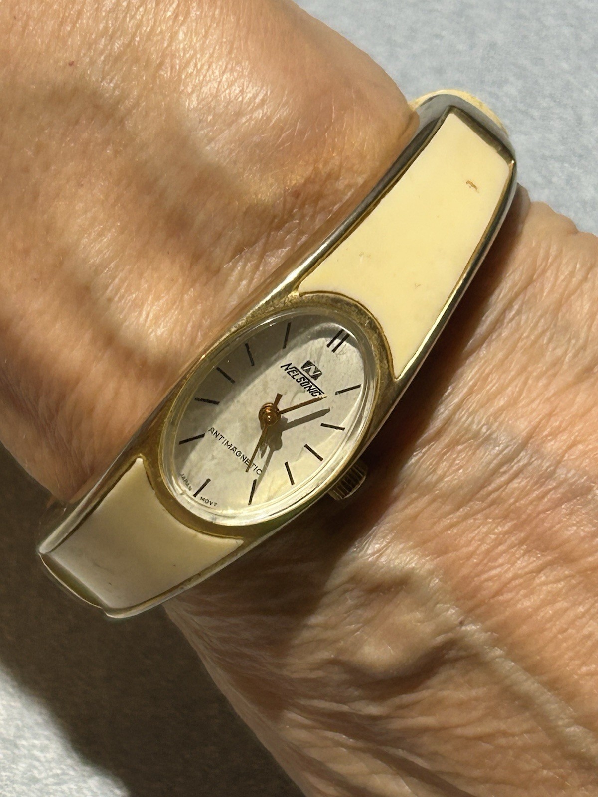 VINTAGE RETRO NELSONIC WOMEN WATCH MECHANICAL GOLD TONE & PLASTIC CUFF BRACELET