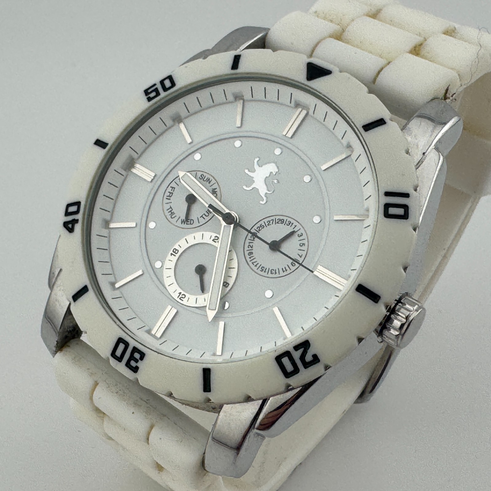 Express Quartz Watch Men Silver White Japan Movt Fixed Bezel Day Date New Batter