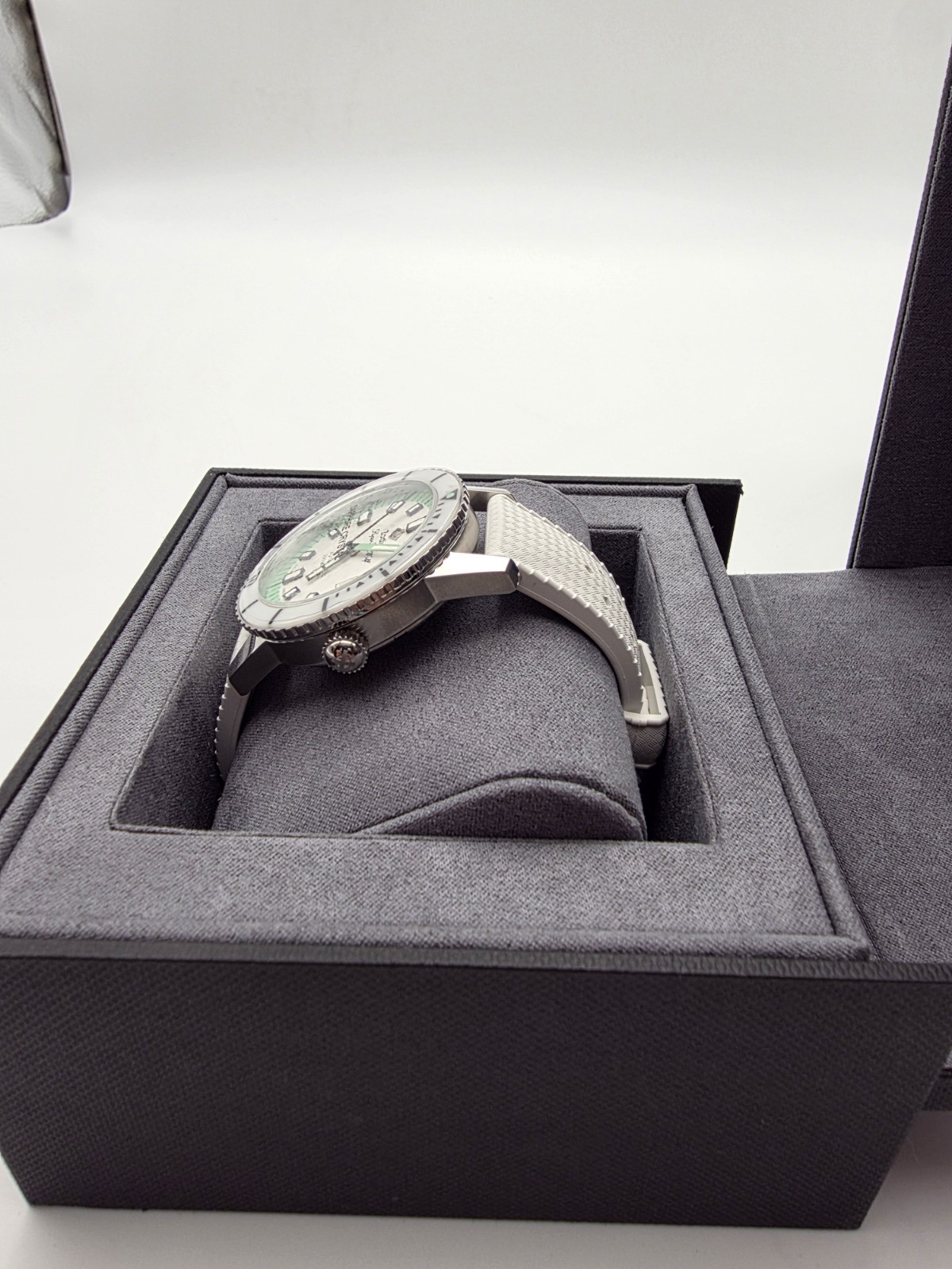 Zodiac Super Sea Wolf Automatic Diver 200m White/Green Dial White Strap Date