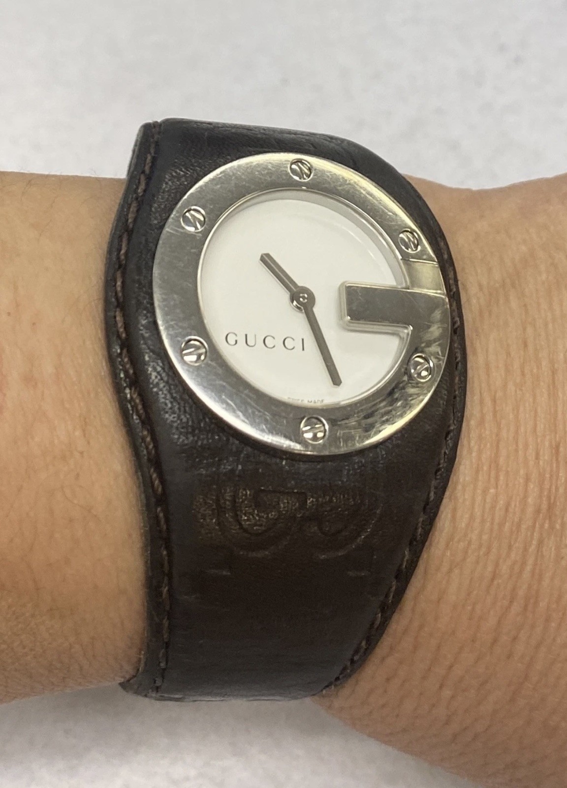 Gucci G Bandeau 104 Stainless Steel Watch YA104505 brown leather gg new battery