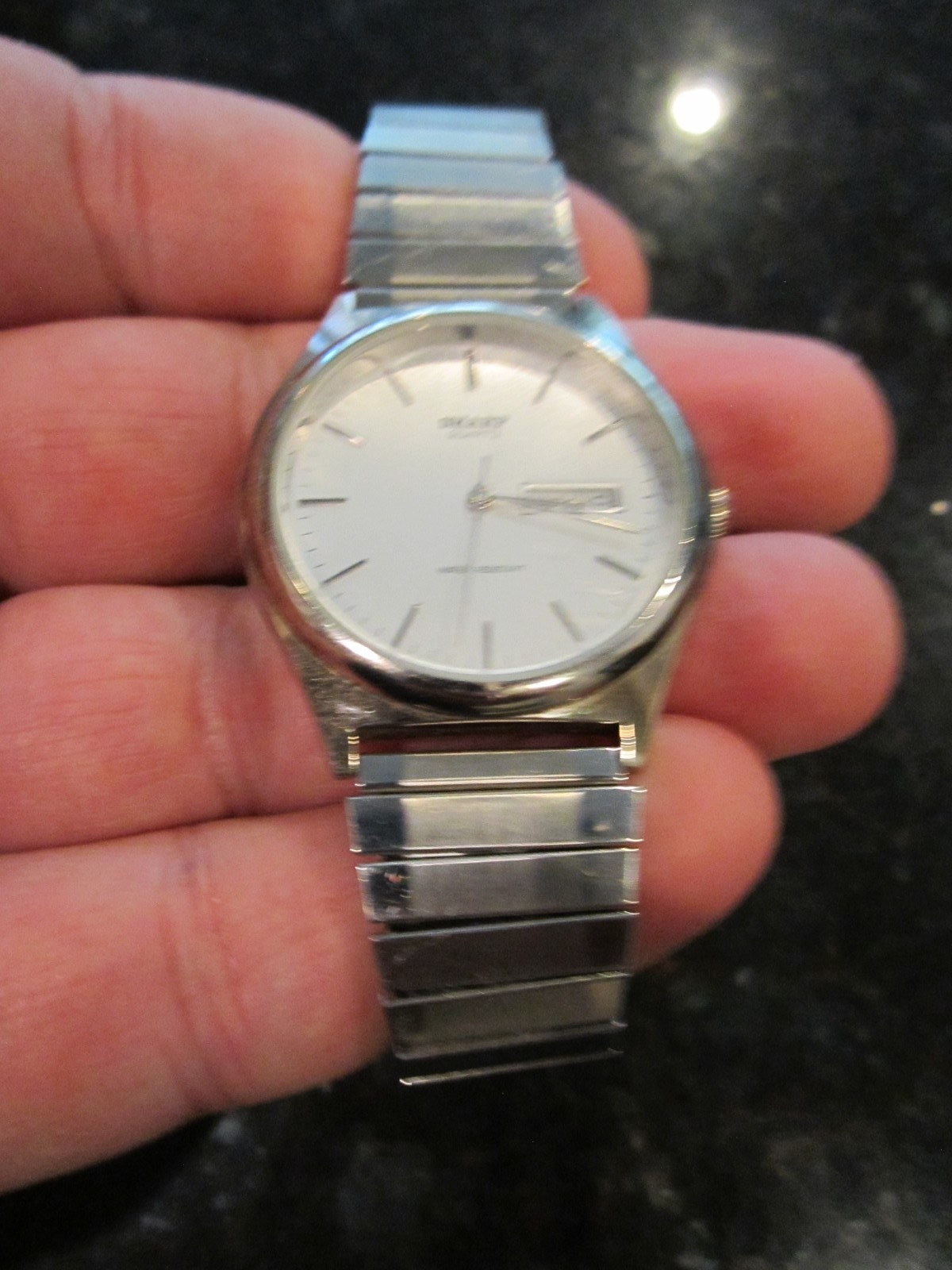 VINTAGE SHARP WATCH DAY MONTH MARKERS FITS TO 8 1/2″ WRIST – RUNS GREAT – OFC-R